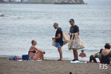El Ayuntamiento impulsa una nueva campaña de concienciación medioambiental en las playas del municipio (Foto TA)